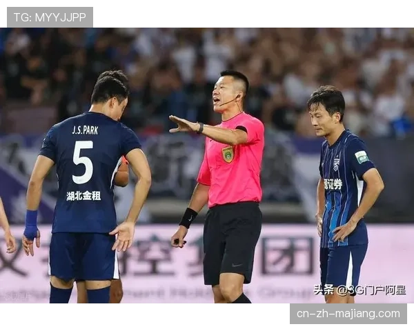 【2026年4月中超联赛反击效率与攻防转换速度·赛中·特写特写瞬间:成都凤凰山,外援费利佩反击中不停球斜塞,助攻队友单刀破门