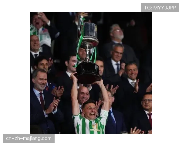 特写:老将华金在贝蒂斯主场完成职业生涯谢幕战,获全场致敬